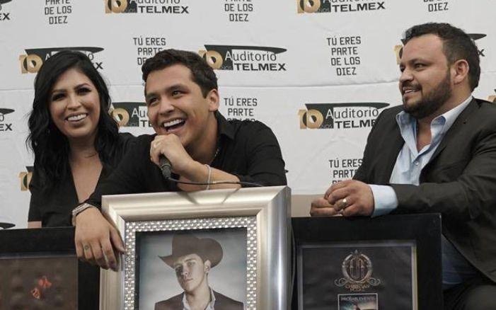 Christian Nodal with parents, Silvia Cristine Nodal and Jaime Gonzalez